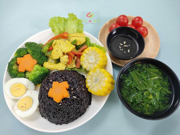 Thực đơn 3: Cơm gạo lứt, ức gà xào ớt chuông, củ quả luộc, trứng luộc, ngô luộc