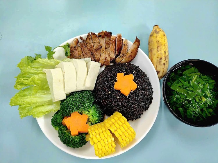 Thực đơn 4: Cơm gạo lứt, thịt nạc nướng, đậu hũ hấp, củ quả luộc, canh rau, chuối tráng miệng.