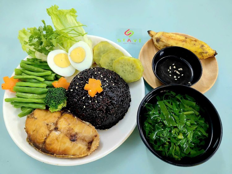 Thực đơn 2: Cơm gạo lứt tím, tôm hấp, rau củ luộc, trứng luộc.